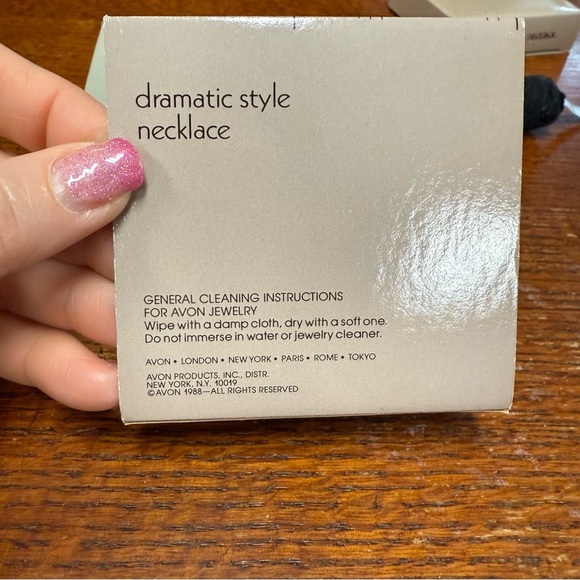 Avon “Golden Accent” Crescent Necklace with Delicate Chain vintage 1988 NIB - Picture 2 of 7